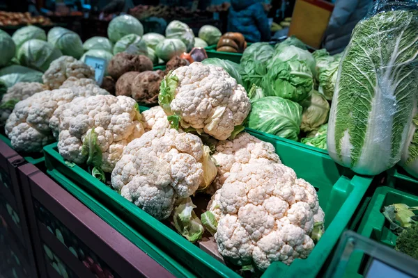 Olgun karnabahar ve diğer sebzeler dükkanda