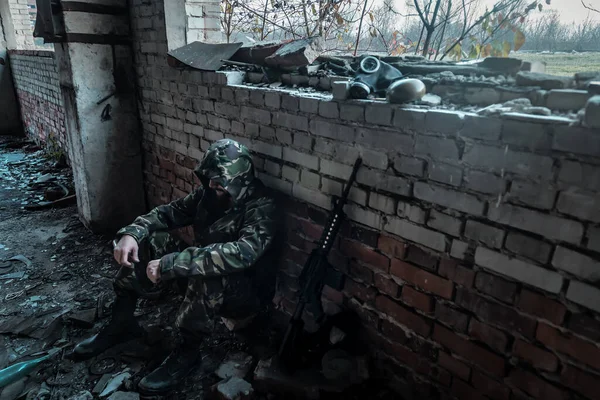 Scharfschützengewehr Gasmaske Und Soldat Foto Dunklen Tönen Stalker Thema Überlebende — Stockfoto