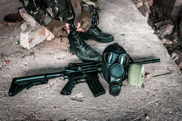 Soldat Bindet Schnürsenkel Gasmaske Und Gewehr Militärisches Thema — Stockfoto
