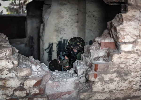 Soldaten Der Spezialeinheit Mit Gasmaske Kämpfen Auf Den Trümmern — Stockfoto