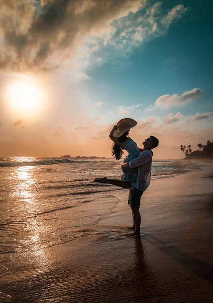 Gelukkige Huwelijksreis Vakantie Paradise Paar Ontspannen Het Gele Zand Van — Stockfoto