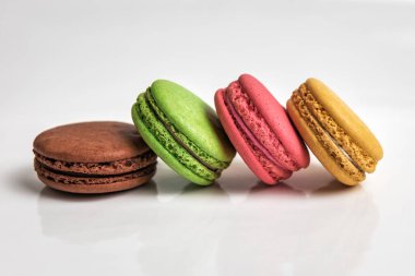 Lezzetli kurabiyeler beyazda izole edilmiş.