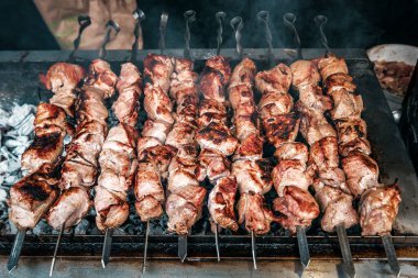 Izgarada leziz bir şiş.