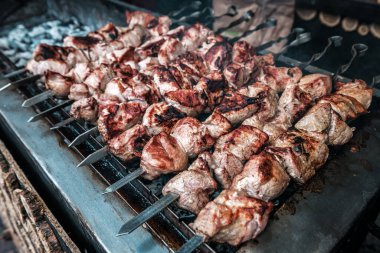 Izgarada leziz bir şiş.