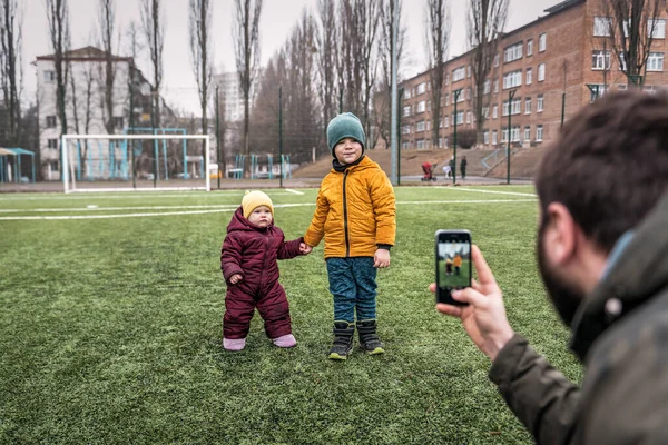 Heureux Père Prendre Des Photos Enfants Sur Smartphone — Photo