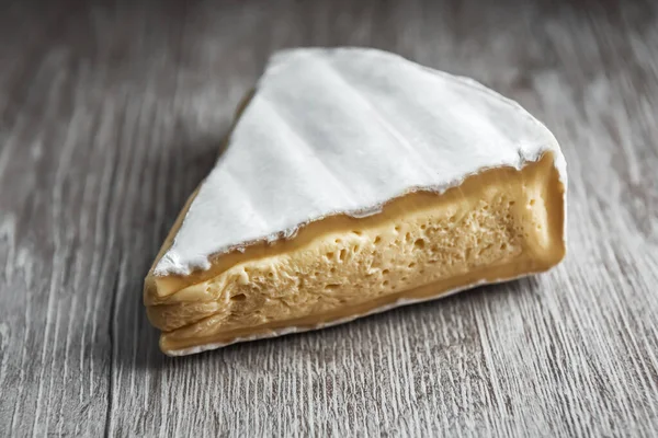 Trojúhelník Lahodný Sýr Brie Dřevěném Pozadí — Stock fotografie