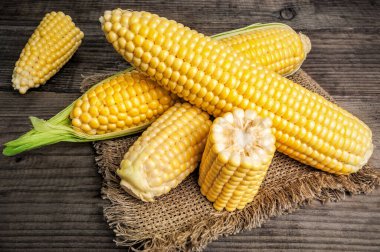 olgun sarı Mısır koçanı ahşap arka plan üzerinde