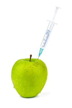 Beyaz üzerine izole edilmiş ıslak elma şırıngası