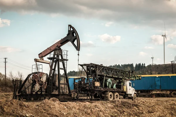 掘削リグと作動油ポンプ 産業テーマ — ストック写真