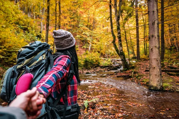 Tourist Girl Makes Follow Autumn Forest — Stock Photo, Image