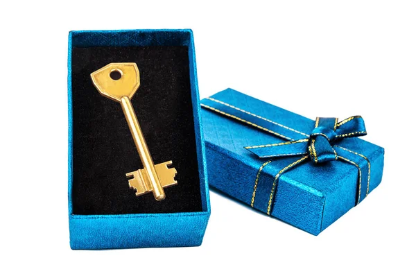 Gyllene Nyckel Blå Låda Isolerad Vit — Stockfoto