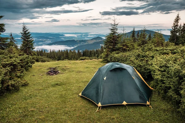 Schöne Landschaft Mit Zelt Den Karpaten Nach Regen — Stockfoto