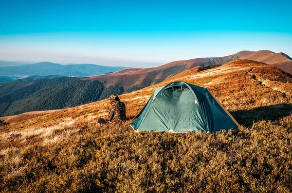 Turista Jaqueta Camuflagem Fica Perto Tenda Nas Montanhas Dos Cárpatos — Fotografia de Stock