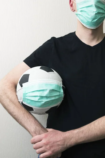 Man Med Futbol Medicinsk Mask Virus 2020 Royaltyfria Stockbilder