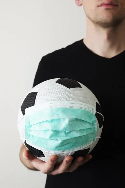 Muž Futbolem Lékařské Masce Virus 2020 Stock Fotografie