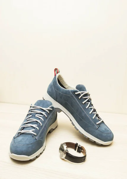 Chaussures Homme Daim Bleu Avec Lacets Blancs — Photo