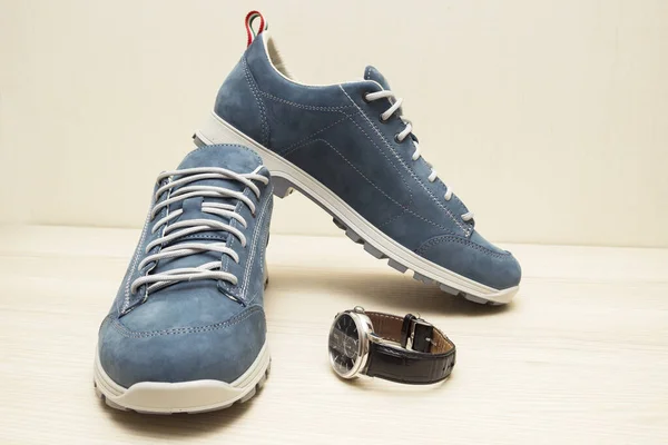 Chaussures Homme Daim Bleu Avec Lacets Blancs — Photo