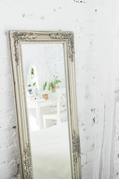Старом Зеркале Отражается Туалетный Столик Белым Зеркалом Белый Интерьер — стоковое фото