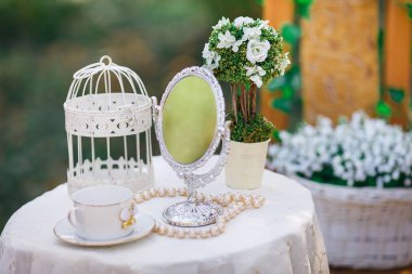 Gelin ve damat doğada tablo dekorasyon