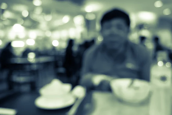 レストランで食べている人々 — ストック写真