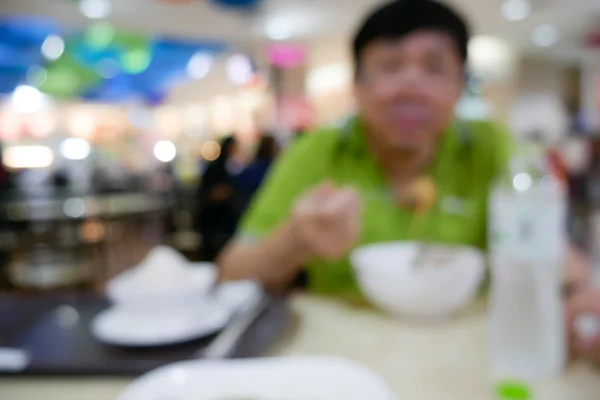 Uomo che mangia al ristorante — Foto Stock