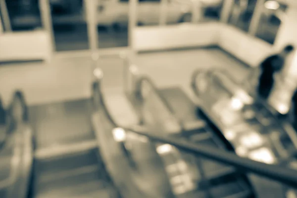 Размытый эскалатор в торговом центре — стоковое фото