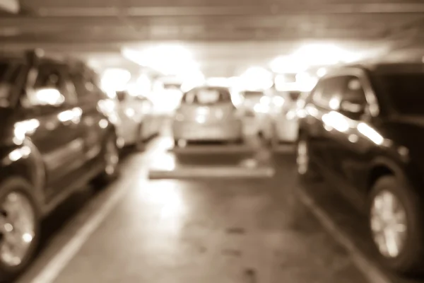 Estacionamiento desenfocado con coches —  Fotos de Stock