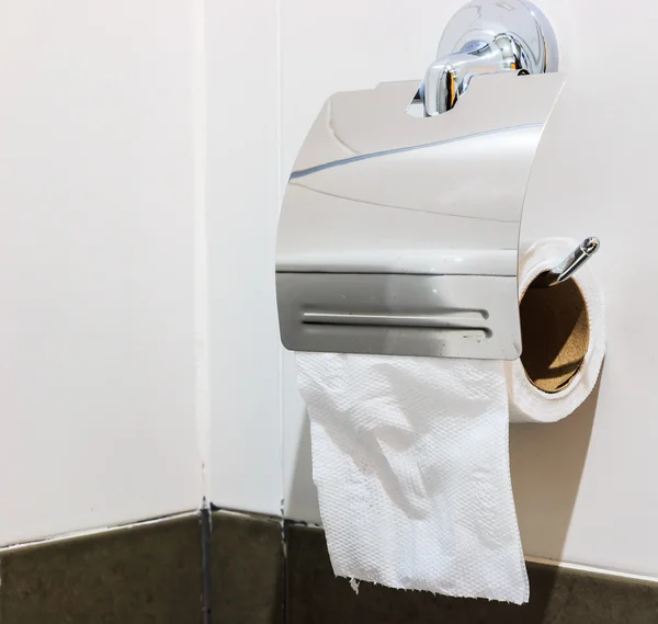 Papel higiénico no banheiro — Fotografia de Stock