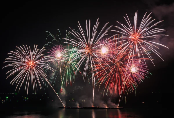 Hermosos fuegos artificiales por la noche —  Fotos de Stock