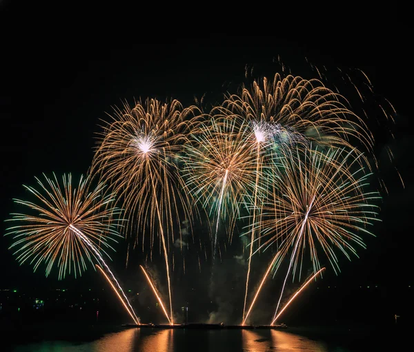 Gyönyörű tűzijáték éjjel — Stock Fotó