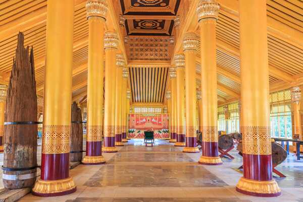 Интерьер дворца Камбауза Тхарди
  