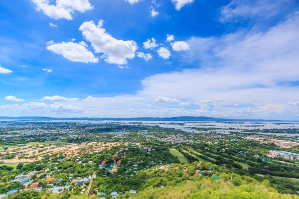 Mandalay Hill is a major pilgrimage site. — Stock Photo, Image