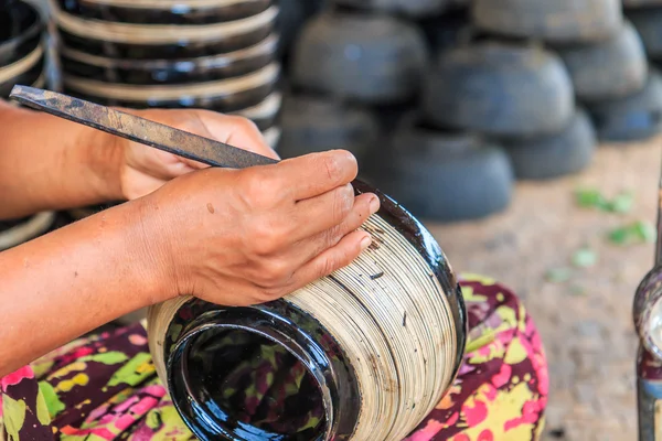 Handen van de Artisan bowl maken — Stockfoto