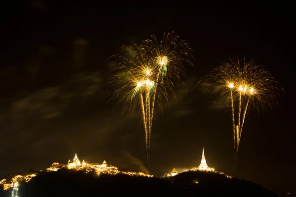 Vuurwerk boven de jaarlijkse Phetchaburi Province — Stockfoto
