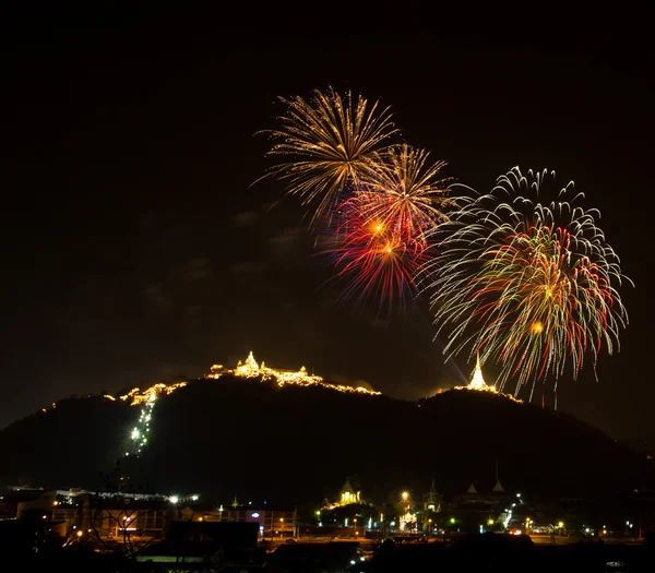 Fuochi d'artificio sopra la provincia annuale di Phetchaburi — Foto Stock