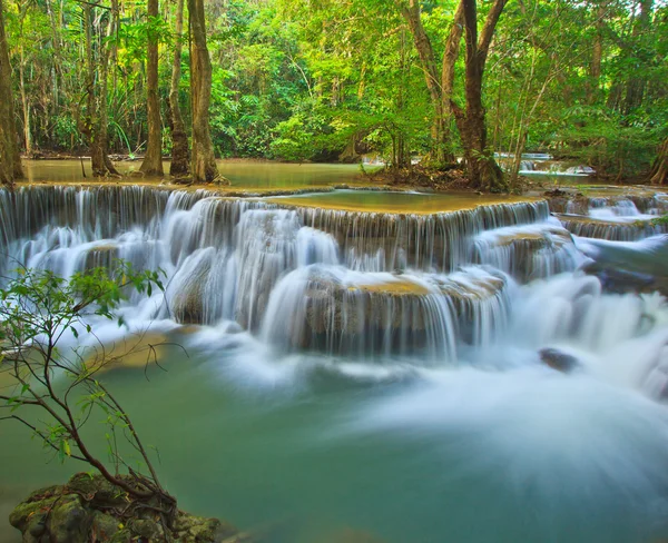 Cascada y corriente azul — Foto de Stock