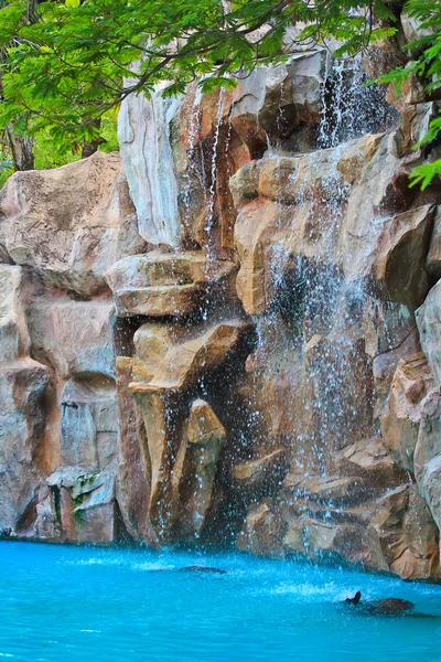 Zoológico de cascada artificial — Foto de Stock