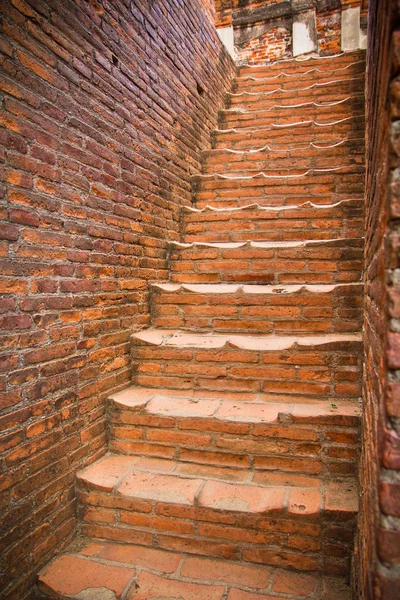 Красная кирпичная лестница — стоковое фото