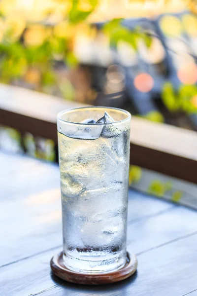 Ice in glass of water — Stock Photo, Image