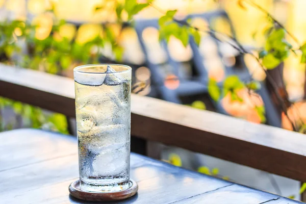 Ice in glass of water — Stock Photo, Image