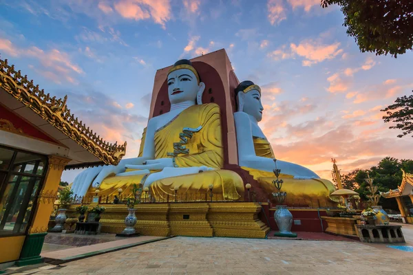 Kyaikpun Buddha în Bago — Fotografie, imagine de stoc