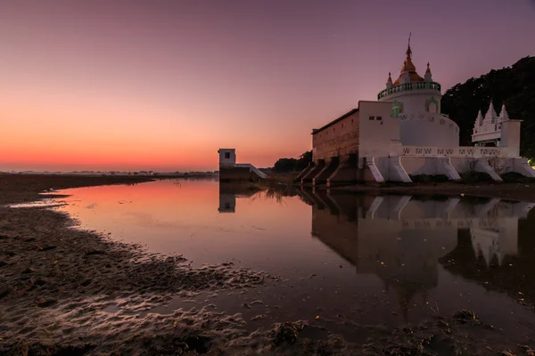 Landmark tempel waterkant — Stockfoto