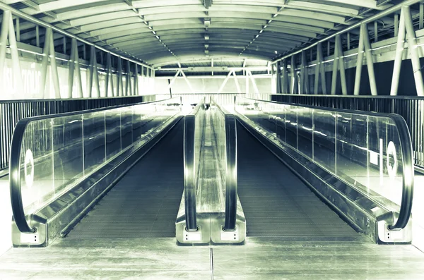 Moderno aeroporto escada rolante — Fotografia de Stock