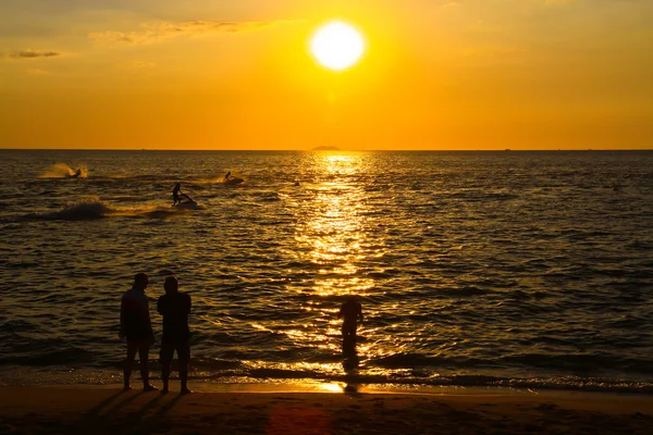 Praia à noite na Tailândia — Fotografia de Stock