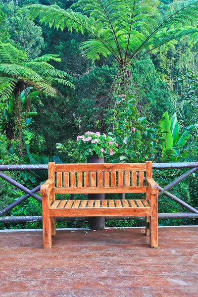 Panca relax in giardino — Foto Stock