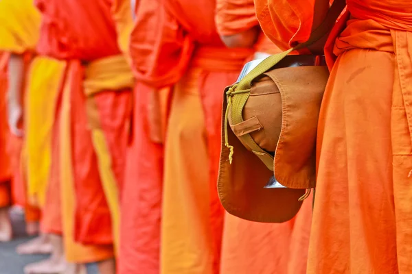 Buddhistiska munkar i kostymer — Stockfoto