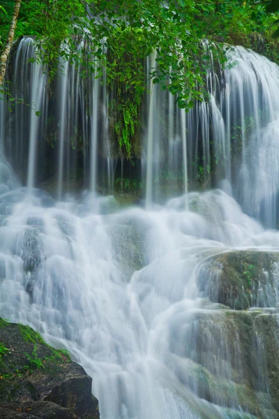 Vattenfall i Thailand National park — Stockfoto