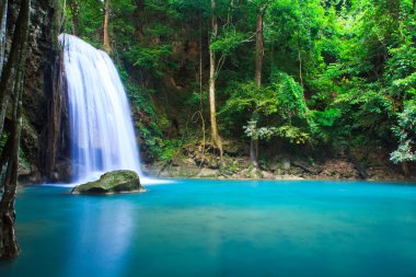 Şelale Tayland Ulusal Parkı'nda 