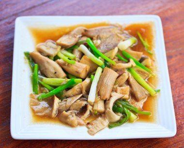 Fried mantar plaka üzerinde