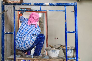 el ile duvarlar alçı